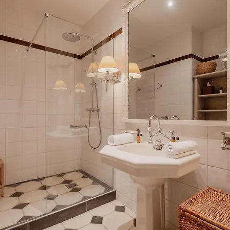 Veeve - Gilded Dreams Apartment